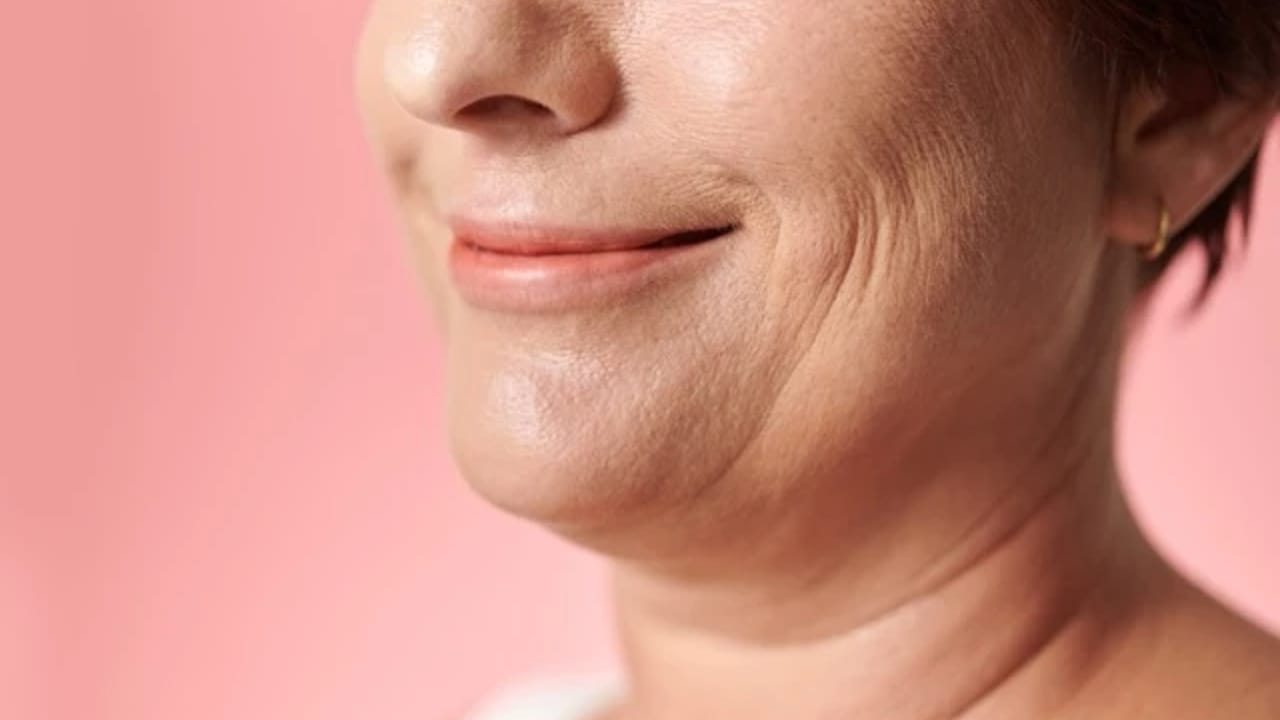 Correcting jowls with facial contouring treatments